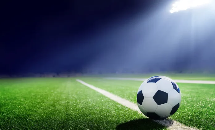 Balón de fútbol en una cancha