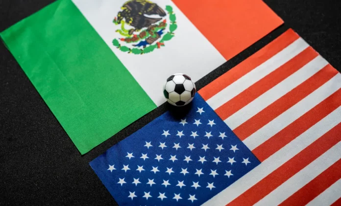 Imagen de las banderas de México y Estados Unidos junto a un balón de fútbol.